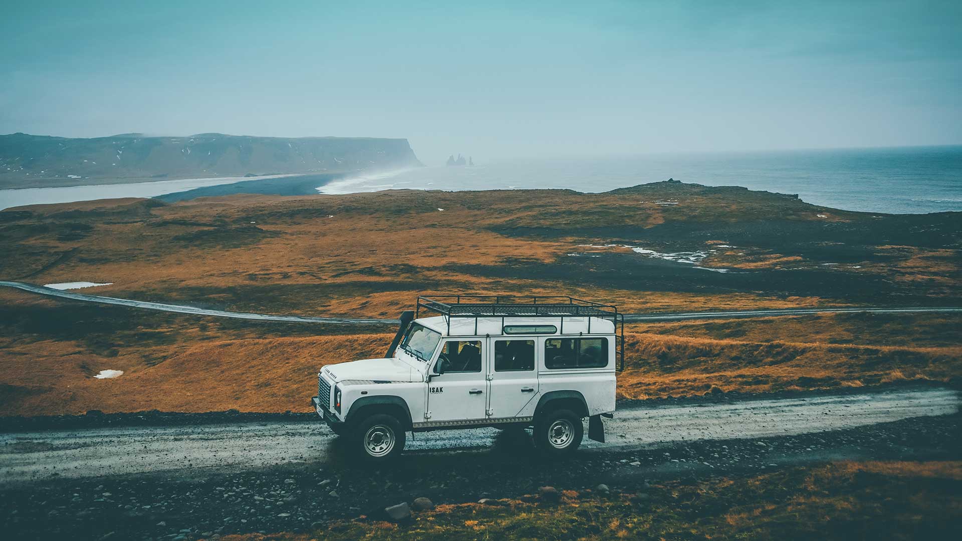 Defender sur une route de campagne menant à la côte