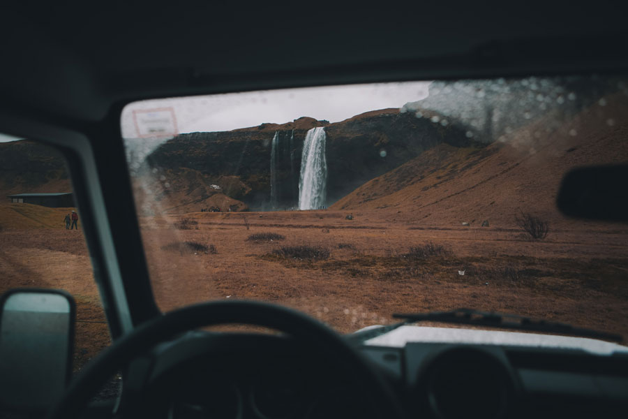Vue à travers le pare-brise d'un Defender sur une cascade